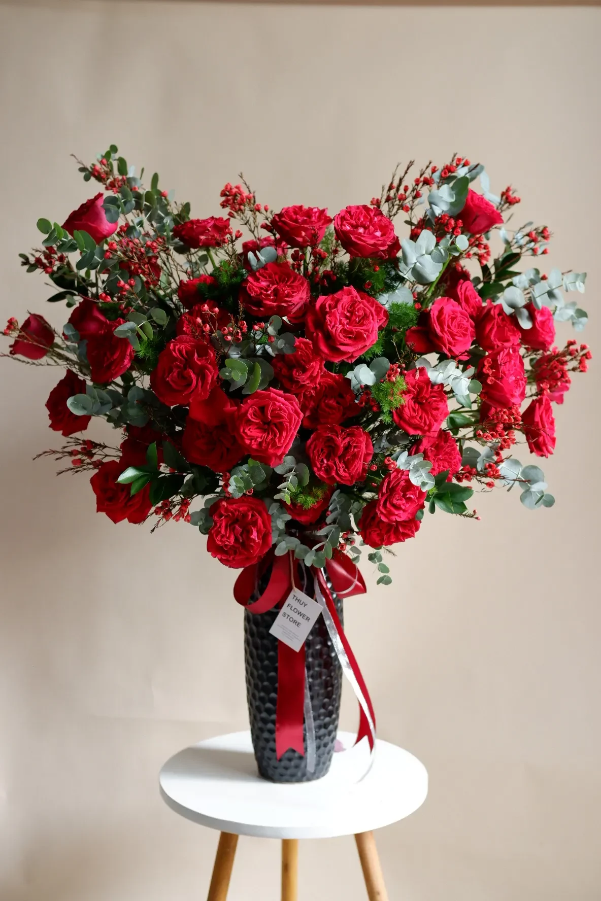 Bình hoa hồng đỏ chưng tết