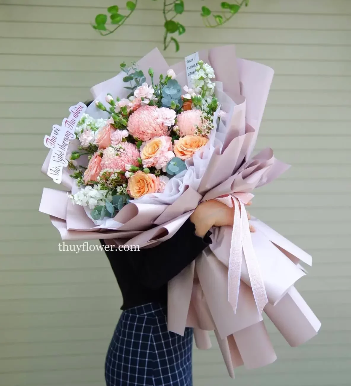 Bó hoa to với cúc mẫu đơn và hoa hồng