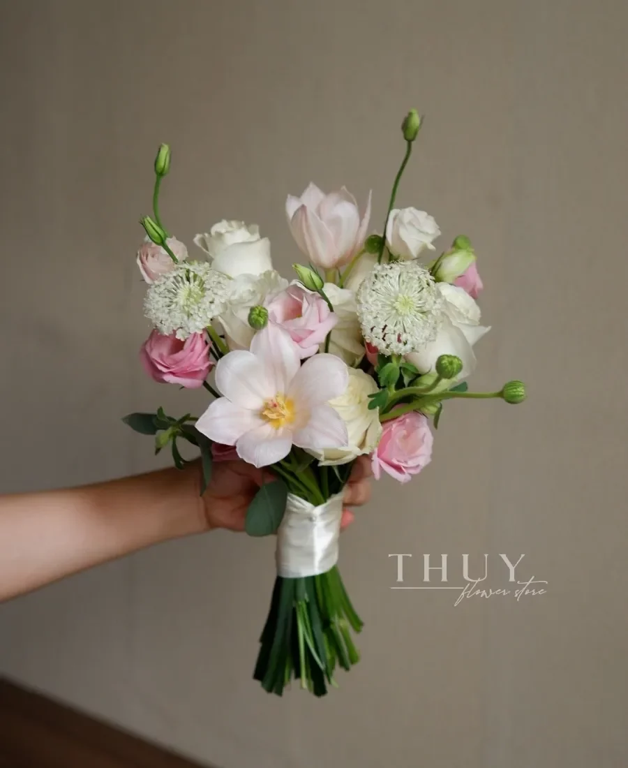 Bó hoa cưới mix tulip màu hồng nhẹ nhàng