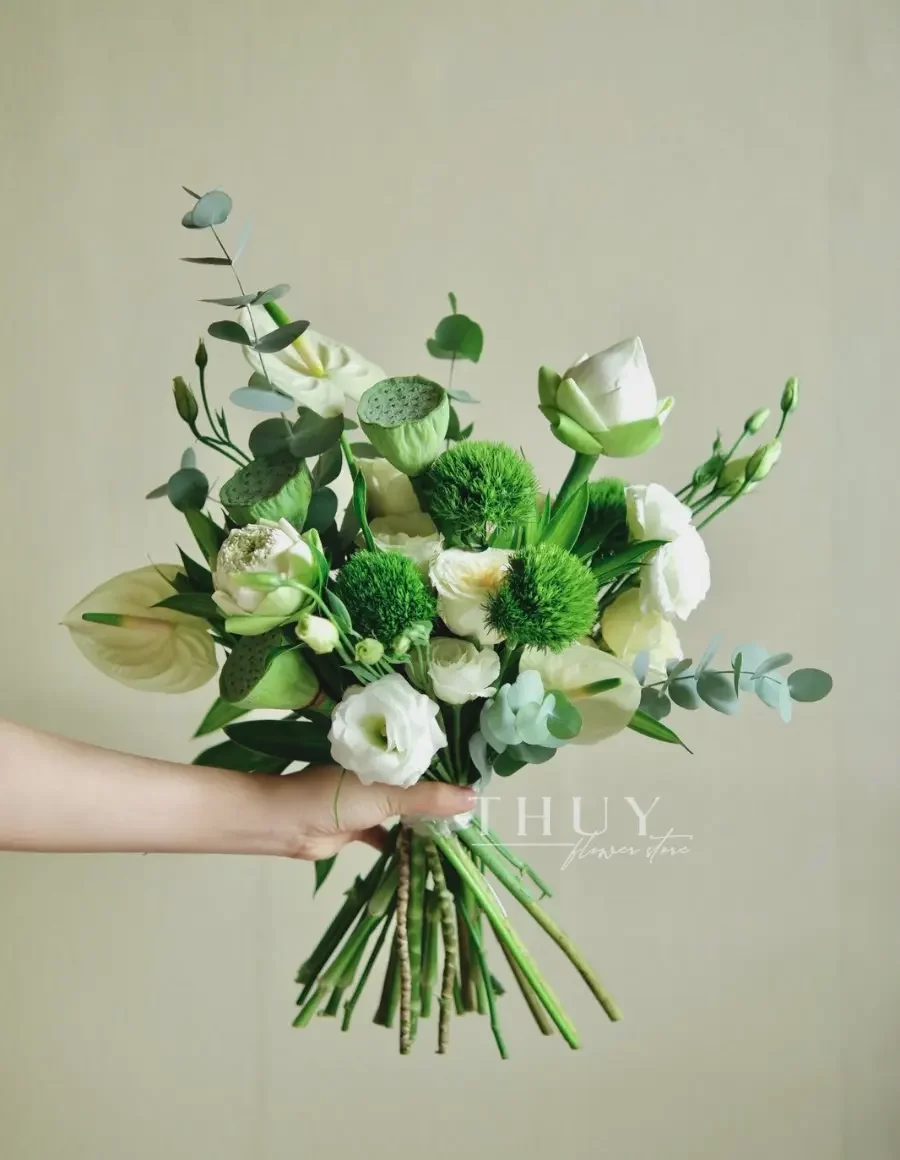 Bó hoa sen trắng sang trọng mix màu xanh lá