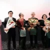 Bó hoa sen trắng tặng cựu chiến binh ý nghĩa