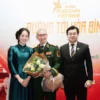 Bó hoa sen trắng tặng cựu chiến binh ý nghĩa