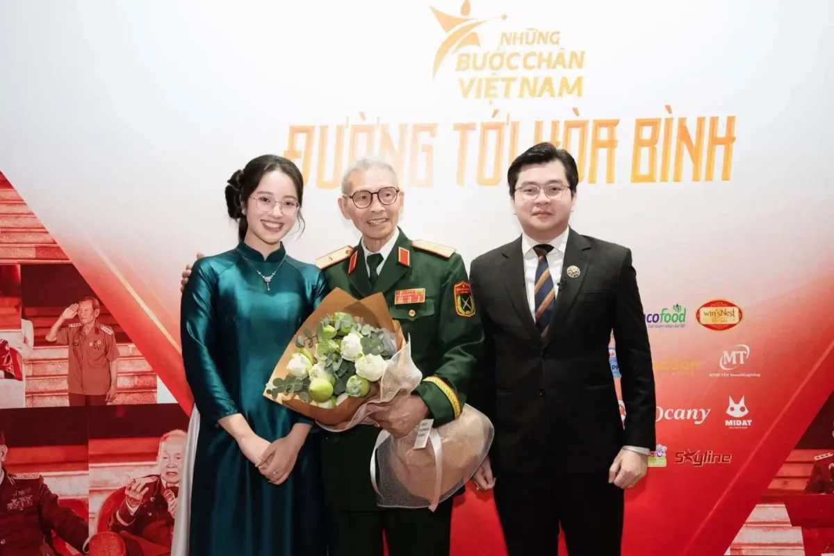 Bó hoa sen trắng tặng cựu chiến binh ý nghĩa