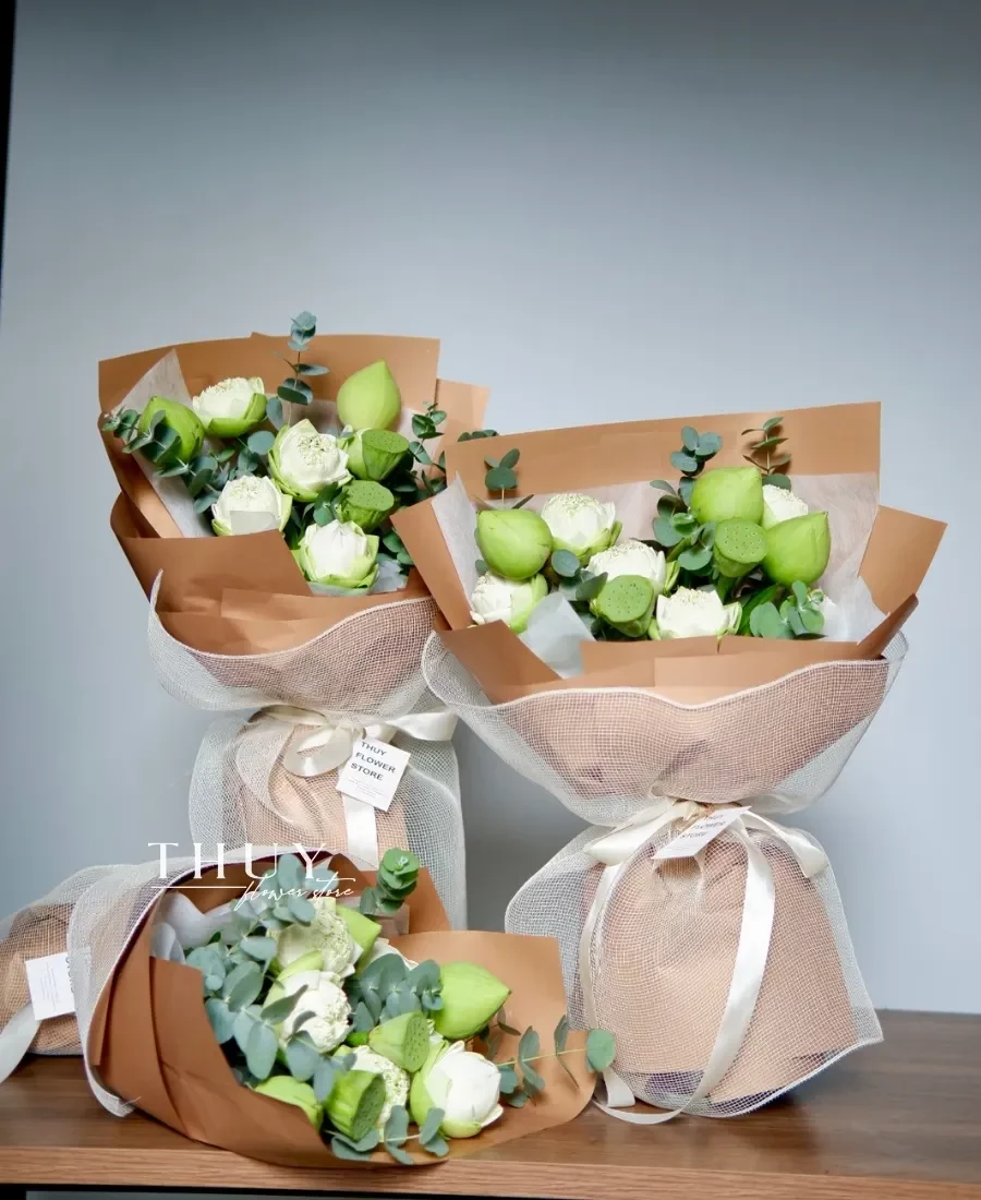 Bó hoa sen trắng tặng cựu chiến binh ý nghĩa