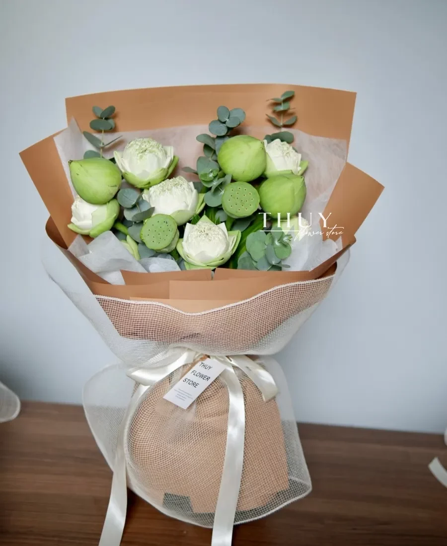 Bó hoa sen trắng tặng cựu chiến binh ý nghĩa