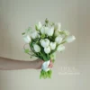 Bó hoa tulip trắng cầm tay cô dâu