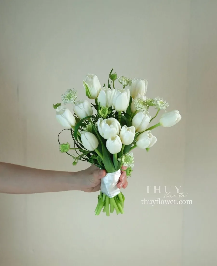 Bó hoa tulip trắng cầm tay cô dâu