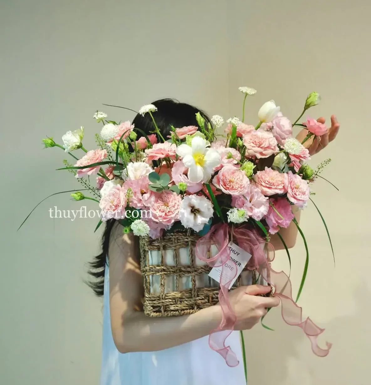 Giỏ hoa mix tone hồng nhẹ nhàng tặng mẹ