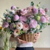 Giỏ hoa màu tím pastel