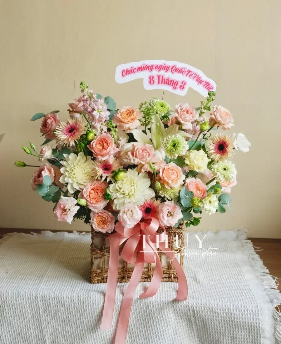 Giỏ hoa tặng vợ 20 tháng 10 mix tone hồng