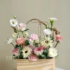 Giỏ hoa nhỏ xinh màu hồng nhẹ nhàng