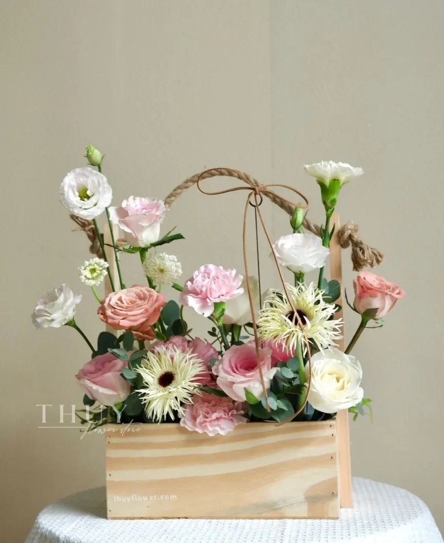 Giỏ hoa nhỏ xinh màu hồng nhẹ nhàng
