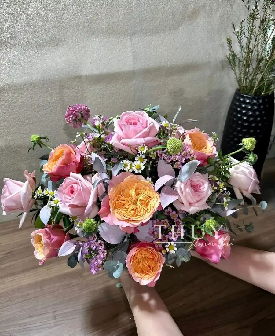 Hoa trang trí bàn tiệc tone hồng