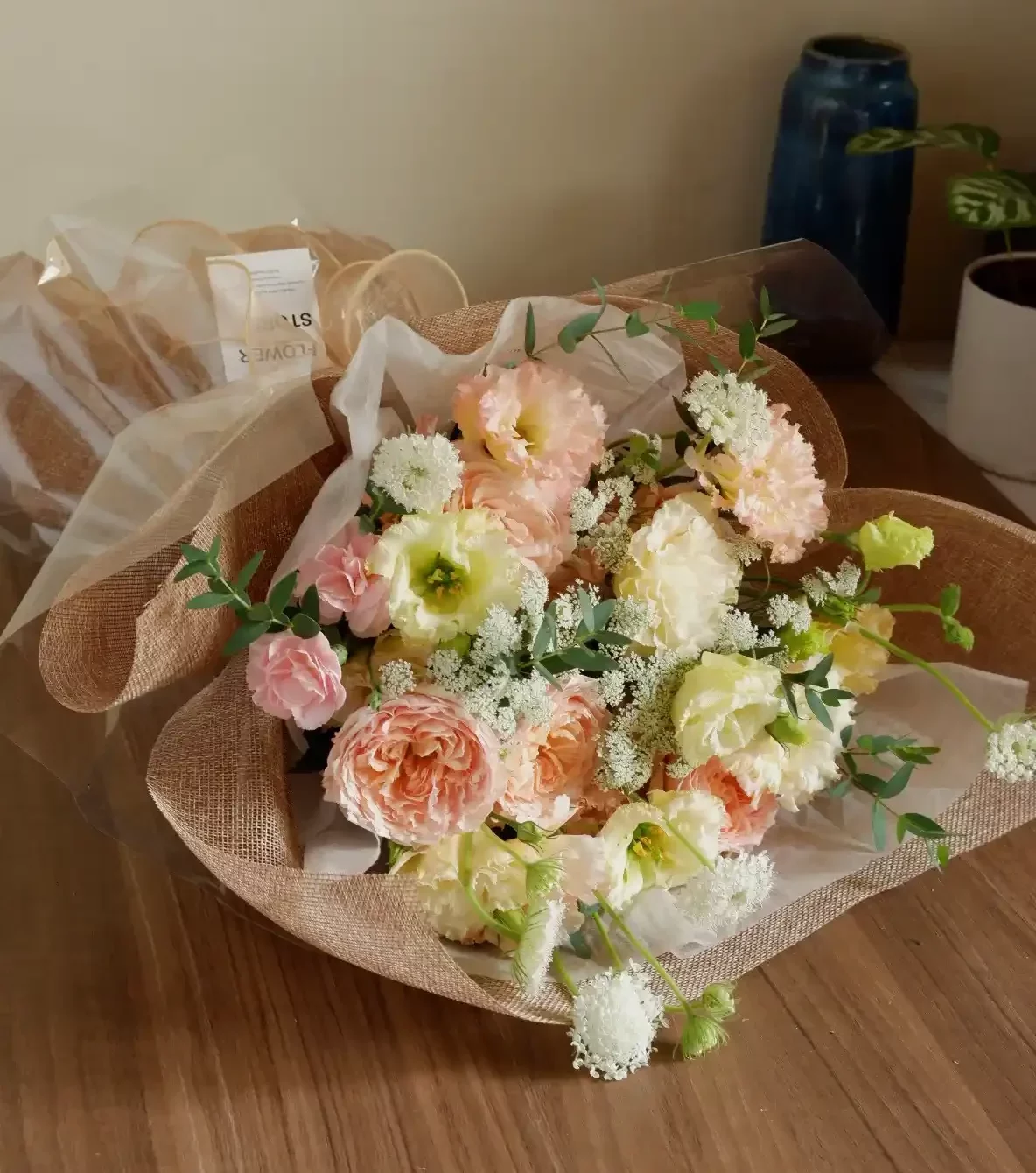Hoa ren nữ hoàng điểm xuyến cho bó hoa