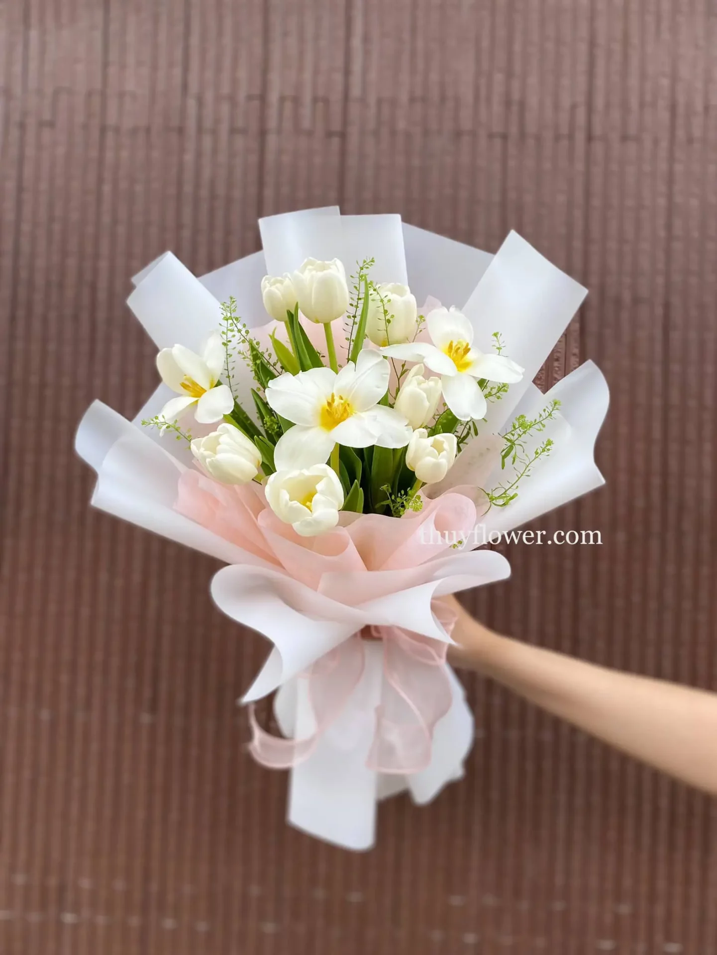 Hoa tặng con gái tulip trắng