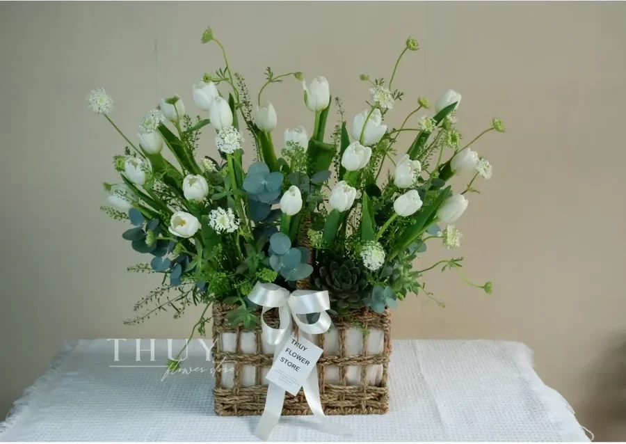 Lẵng hoa tulip trắng sang trọng