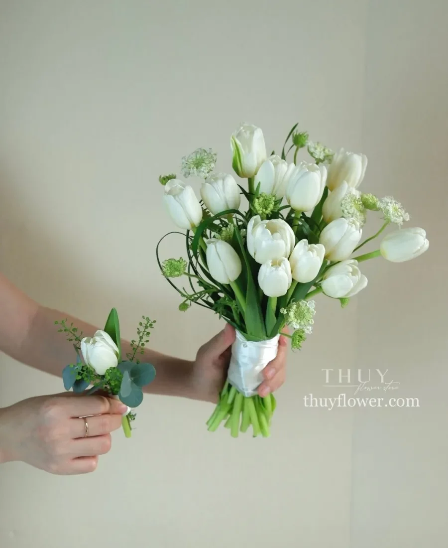 Bó hoa tulip trắng cầm tay cô dâu
