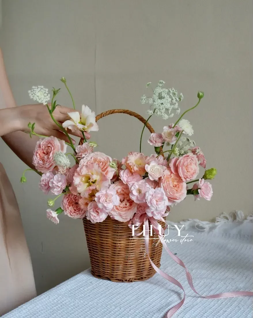 lẵng hoa với điểm nhấn và bông hoa ren nữ hoàng